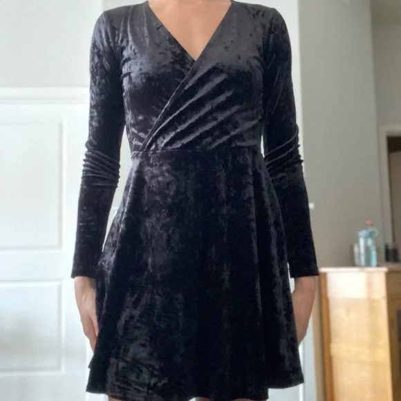 Velvet Dress - Picture 3 of 4